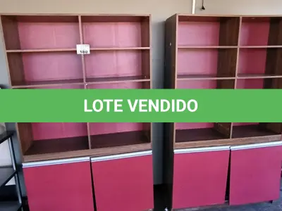 LOTE 180 - MÓVEL DE ARMÁRIO DE MADEIRA. (NO ESTADO, NÃO SABEMOS SE FUNCIONA. LEILÃO NÃO TEM GARANTIA E NEM DEVOLUÇÃO).