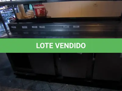 LOTE 135 - BALCÃO REFRIGERADO TRÊS PORTAS C/ PRATELEIRA. (NO ESTADO, NÃO SABEMOS SE FUNCIONA. LEILÃO NÃO TEM GARANTIA E NEM DEVOLUÇÃO). 