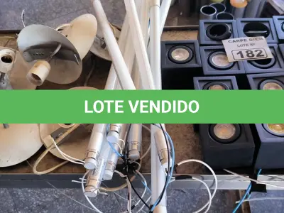 LOTE 182 - LUMINÁRIAS E LÂMPADAS DIVERSAS. (NO ESTADO, NÃO SABEMOS SE FUNCIONA. LEILÃO NÃO TEM GARANTIA E NEM DEVOLUÇÃO).