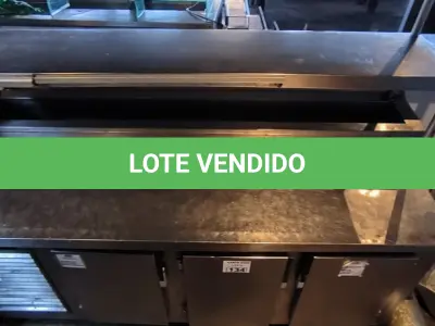 LOTE 134 - BALCÃO REFRIGERADO TRÊS PORTAS C/ PRATELEIRA. (NO ESTADO, NÃO SABEMOS SE FUNCIONA. LEILÃO NÃO TEM GARANTIA E NEM DEVOLUÇÃO).