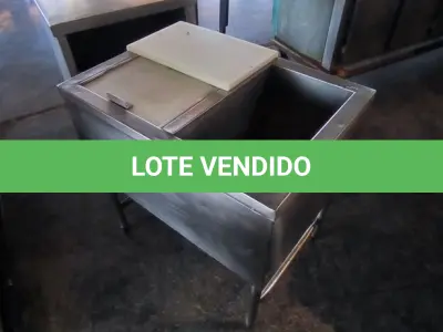 LOTE 136 - MESA CAIXA P/ GELO COM TÁBUA DE POLIETILENO. (NO ESTADO, NÃO SABEMOS SE FUNCIONA. LEILÃO NÃO TEM GARANTIA E NEM DEVOLUÇÃO).