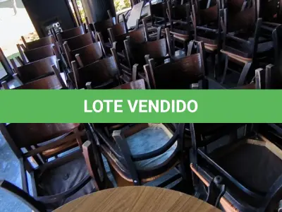 LOTE 199 - 42 CADEIRAS EM MADEIRA. (NO ESTADO, NÃO SABEMOS SE FUNCIONA. LEILÃO NÃO TEM GARANTIA E NEM DEVOLUÇÃO).