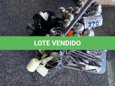 LOTE 270 - UTENSÍLIOS DIVERSOS PEQUENOS CONCHAS PEGADORES, COLHERES, FUÊ. (NO ESTADO, NÃO SABEMOS SE FUNCIONA. LEILÃO NÃO TEM GARANTIA E NEM DEVOLUÇÃO).