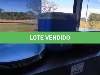 LOTE 266 - COOLER, BANDEJAS DE GARÇOM E CAIXAS DE CHÁ. (NO ESTADO, NÃO SABEMOS SE FUNCIONA. LEILÃO NÃO TEM GARANTIA E NEM DEVOLUÇÃO).