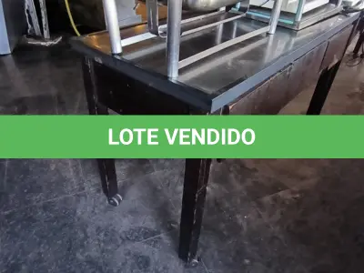 LOTE 168 - BALCÃO DE RODAS INOX E MADEIRA. (NO ESTADO, NÃO SABEMOS SE FUNCIONA. LEILÃO NÃO TEM GARANTIA E NEM DEVOLUÇÃO).
