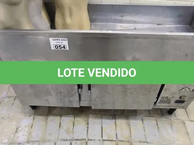 LOTE 054 - BALCÃO REFRIGERADO DUAS PORTAS C/ PISTA FRIA. (NO ESTADO, NÃO SABEMOS SE FUNCIONA. LEILÃO NÃO TEM GARANTIA E NEM DEVOLUÇÃO).
