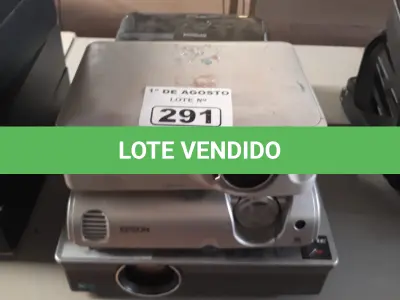 LOTE 291 - 05 PROJETORES MULTIMIDIA MARCAS E MODELOS DIVERSOS. (NO ESTADO, LEILÃO NÃO TEM GARANTIA E NEM DEVOLUÇÃO, SUJEITO A POSSÍVEIS AVARIAS VISÍVEIS/OCULTAS E/OU AUSÊNCIA DE COMPONENTES).