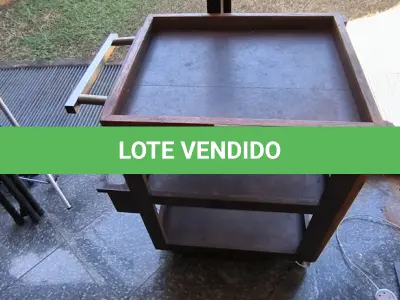 LOTE 184 - CARRINHO DE MADEIRA PARA BEBIDAS. (NO ESTADO, NÃO SABEMOS SE FUNCIONA. LEILÃO NÃO TEM GARANTIA E NEM DEVOLUÇÃO).