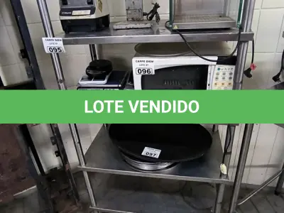 LOTE 095 - ESTANTE DE INOX. (NO ESTADO, NÃO SABEMOS SE FUNCIONA. LEILÃO NÃO TEM GARANTIA E NEM DEVOLUÇÃO).