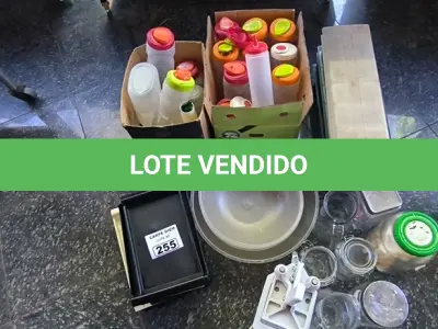 LOTE 255 - UTENSÍLIOS DIVERSOS PARA COZINHA GARRAFAS PLÁSTICAS, VIDROS, BANDEJAS, SALADEIRAS, DISPENSADOR PARA MISEN PLACE