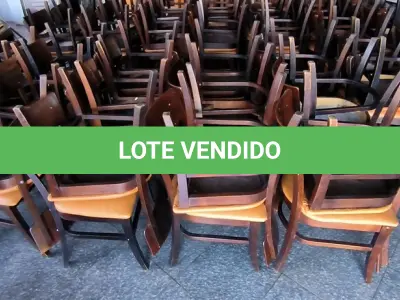 LOTE 199 - 42 CADEIRAS EM MADEIRA. (NO ESTADO, NÃO SABEMOS SE FUNCIONA. LEILÃO NÃO TEM GARANTIA E NEM DEVOLUÇÃO).