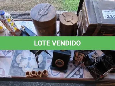 LOTE 239 - OBJETOS DECORATIVOS DE FERRO E PAPELMARCHE, (NO ESTADO, NÃO SABEMOS SE FUNCIONA. LEILÃO NÃO TEM GARANTIA E NEM DEVOLUÇÃO). 