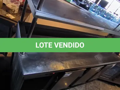 LOTE 135 - BALCÃO REFRIGERADO TRÊS PORTAS C/ PRATELEIRA. (NO ESTADO, NÃO SABEMOS SE FUNCIONA. LEILÃO NÃO TEM GARANTIA E NEM DEVOLUÇÃO). 