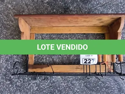 LOTE 227 - PANELEIRO RÚSTICO DE FERRO (GALINHA DANGOLA). (NO ESTADO, NÃO SABEMOS SE FUNCIONA. LEILÃO NÃO TEM GARANTIA E NEM DEVOLUÇÃO).