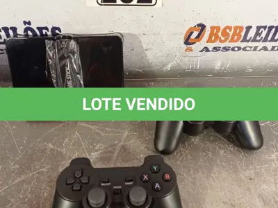 LOTE 202 - 01 CONTROLE GAMEPAD 3D COM 02 CONTROLES MODELO X2. (NOVO) (NO ESTADO) ATENÇÃO! FAZER A VISITAÇÃO ANTES DE ARREMATAR, NÃO SABEMOS SE FUNCIONA. LEILÃO NÃO TEM GARANTIA E NEM DEVOLUÇÃO, SUJEITO A POSSÍVEIS AVARIAS VISÍVEIS/OCULTAS E/OU AUSÊNCIA DE COMPONENTES.