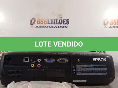 LOTE 132 - 01 PROJETOR MULTIMIDIA MARCA EPSON COM CONTROLE. (NO ESTADO) ATENÇÃO! FAZER A VISITAÇÃO ANTES DE ARREMATAR, NÃO SABEMOS SE FUNCIONA. LEILÃO NÃO TEM GARANTIA E NEM DEVOLUÇÃO, SUJEITO A POSSÍVEIS AVARIAS VISÍVEIS/OCULTAS E/OU AUSÊNCIA DE COMPONENTES.
