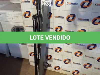 LOTE 370 - 01 TRIPE PARA CÂMERA E 01 TELA DE PROJEÇÃO. (NO ESTADO) ATENÇÃO! FAZER A VISITAÇÃO ANTES DE ARREMATAR, NÃO SABEMOS SE FUNCIONA. LEILÃO NÃO TEM GARANTIA E NEM DEVOLUÇÃO, SUJEITO A POSSÍVEIS AVARIAS VISÍVEIS/OCULTAS E/OU AUSÊNCIA DE COMPONENTES.
