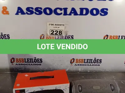 LOTE 228 - 01 CAIXA DE SOM WIRELESS COM CABO E ALÇA CINZA. (NOVO) (NO ESTADO) ATENÇÃO! FAZER A VISITAÇÃO ANTES DE ARREMATAR, NÃO SABEMOS SE FUNCIONA. LEILÃO NÃO TEM GARANTIA E NEM DEVOLUÇÃO, SUJEITO A POSSÍVEIS AVARIAS VISÍVEIS/OCULTAS E/OU AUSÊNCIA DE COMPONENTES.