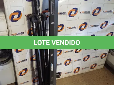 LOTE 370 - 01 TRIPE PARA CÂMERA E 01 TELA DE PROJEÇÃO. (NO ESTADO) ATENÇÃO! FAZER A VISITAÇÃO ANTES DE ARREMATAR, NÃO SABEMOS SE FUNCIONA. LEILÃO NÃO TEM GARANTIA E NEM DEVOLUÇÃO, SUJEITO A POSSÍVEIS AVARIAS VISÍVEIS/OCULTAS E/OU AUSÊNCIA DE COMPONENTES.
