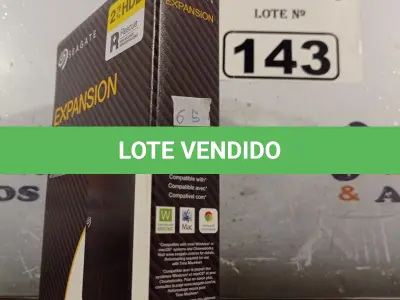 LOTE 143 - 01 HD ESTERNO 2TB EXPANSIÓN HDD. (NOVO) (NO ESTADO) ATENÇÃO! FAZER A VISITAÇÃO ANTES DE ARREMATAR, NÃO SABEMOS SE FUNCIONA. LEILÃO NÃO TEM GARANTIA E NEM DEVOLUÇÃO, SUJEITO A POSSÍVEIS AVARIAS VISÍVEIS/OCULTAS E/OU AUSÊNCIA DE COMPONENTES.