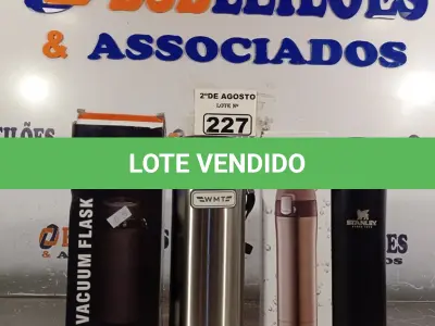 LOTE 227 - 02 GARRAFAS TÉRMICAS, SENDO 01 DE 800ML E 01 DE 500ML. (NOVO) (NO ESTADO) ATENÇÃO! FAZER A VISITAÇÃO ANTES DE ARREMATAR, NÃO SABEMOS SE FUNCIONA. LEILÃO NÃO TEM GARANTIA E NEM DEVOLUÇÃO, SUJEITO A POSSÍVEIS AVARIAS VISÍVEIS/OCULTAS E/OU AUSÊNCIA DE COMPONENTES.