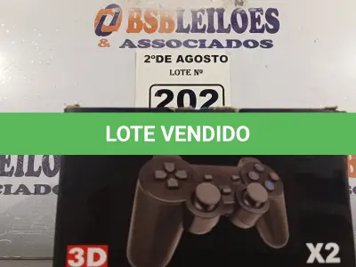 LOTE 202 - 01 CONTROLE GAMEPAD 3D COM 02 CONTROLES MODELO X2. (NOVO) (NO ESTADO) ATENÇÃO! FAZER A VISITAÇÃO ANTES DE ARREMATAR, NÃO SABEMOS SE FUNCIONA. LEILÃO NÃO TEM GARANTIA E NEM DEVOLUÇÃO, SUJEITO A POSSÍVEIS AVARIAS VISÍVEIS/OCULTAS E/OU AUSÊNCIA DE COMPONENTES.
