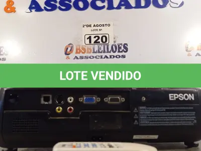 LOTE 120 - 01 PROJETOR MULTIMIDIA MARCA EPSON COM CONTROLE. (NO ESTADO) ATENÇÃO! FAZER A VISITAÇÃO ANTES DE ARREMATAR, NÃO SABEMOS SE FUNCIONA. LEILÃO NÃO TEM GARANTIA E NEM DEVOLUÇÃO, SUJEITO A POSSÍVEIS AVARIAS VISÍVEIS/OCULTAS E/OU AUSÊNCIA DE COMPONENTES.