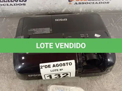 LOTE 132 - 01 PROJETOR MULTIMIDIA MARCA EPSON COM CONTROLE. (NO ESTADO) ATENÇÃO! FAZER A VISITAÇÃO ANTES DE ARREMATAR, NÃO SABEMOS SE FUNCIONA. LEILÃO NÃO TEM GARANTIA E NEM DEVOLUÇÃO, SUJEITO A POSSÍVEIS AVARIAS VISÍVEIS/OCULTAS E/OU AUSÊNCIA DE COMPONENTES.