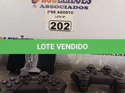 LOTE 202 - 01 CONTROLE GAMEPAD 3D COM 02 CONTROLES MODELO X2. (NOVO) (NO ESTADO) ATENÇÃO! FAZER A VISITAÇÃO ANTES DE ARREMATAR, NÃO SABEMOS SE FUNCIONA. LEILÃO NÃO TEM GARANTIA E NEM DEVOLUÇÃO, SUJEITO A POSSÍVEIS AVARIAS VISÍVEIS/OCULTAS E/OU AUSÊNCIA DE COMPONENTES.