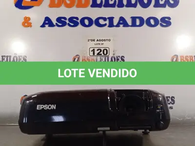 LOTE 120 - 01 PROJETOR MULTIMIDIA MARCA EPSON COM CONTROLE. (NO ESTADO) ATENÇÃO! FAZER A VISITAÇÃO ANTES DE ARREMATAR, NÃO SABEMOS SE FUNCIONA. LEILÃO NÃO TEM GARANTIA E NEM DEVOLUÇÃO, SUJEITO A POSSÍVEIS AVARIAS VISÍVEIS/OCULTAS E/OU AUSÊNCIA DE COMPONENTES.