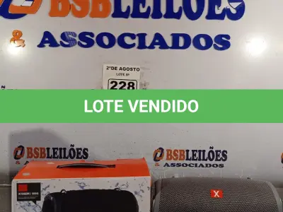 LOTE 228 - 01 CAIXA DE SOM WIRELESS COM CABO E ALÇA CINZA. (NOVO) (NO ESTADO) ATENÇÃO! FAZER A VISITAÇÃO ANTES DE ARREMATAR, NÃO SABEMOS SE FUNCIONA. LEILÃO NÃO TEM GARANTIA E NEM DEVOLUÇÃO, SUJEITO A POSSÍVEIS AVARIAS VISÍVEIS/OCULTAS E/OU AUSÊNCIA DE COMPONENTES.