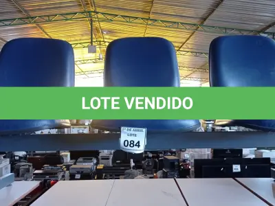 LOTE 084 - 01 LONGARINA 3 LUGARES. (NO ESTADO) ATENÇÃO! FAZER A VISITAÇÃO ANTES DE ARREMATAR, NÃO SABEMOS SE FUNCIONA. LEILÃO NÃO TEM GARANTIA E NEM DEVOLUÇÃO, SUJEITO A POSSÍVEIS AVARIAS VISÍVEIS/OCULTAS E/OU AUSÊNCIA DE COMPONENTES.