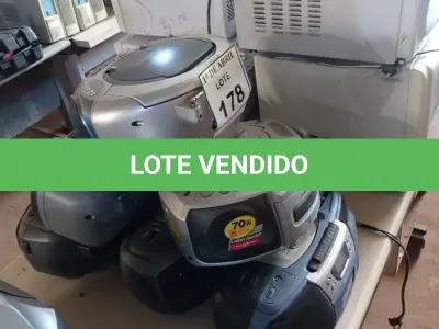 LOTE 178 - 01 LOTE COM RÁDIOS. (NO ESTADO) ATENÇÃO! FAZER A VISITAÇÃO ANTES DE ARREMATAR, NÃO SABEMOS SE FUNCIONA. LEILÃO NÃO TEM GARANTIA E NEM DEVOLUÇÃO, SUJEITO A POSSÍVEIS AVARIAS VISÍVEIS/OCULTAS E/OU AUSÊNCIA DE COMPONENTES.
