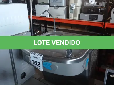 LOTE 162 - 01 BEBEDOURO PARA PAREDE IBBL. (NO ESTADO) ATENÇÃO! FAZER A VISITAÇÃO ANTES DE ARREMATAR, NÃO SABEMOS SE FUNCIONA. LEILÃO NÃO TEM GARANTIA E NEM DEVOLUÇÃO, SUJEITO A POSSÍVEIS AVARIAS VISÍVEIS/OCULTAS E/OU AUSÊNCIA DE COMPONENTES.