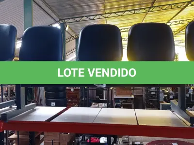 LOTE 122 - 01 LONGARINA 03 LUGARES. (NO ESTADO) ATENÇÃO! FAZER A VISITAÇÃO ANTES DE ARREMATAR, NÃO SABEMOS SE FUNCIONA. LEILÃO NÃO TEM GARANTIA E NEM DEVOLUÇÃO, SUJEITO A POSSÍVEIS AVARIAS VISÍVEIS/OCULTAS E/OU AUSÊNCIA DE COMPONENTES.