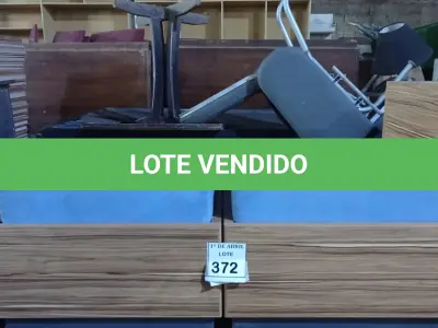 LOTE 372 - 01 BANCO EM MADEIRA COM 03 ACENTOS. (NO ESTADO) ATENÇÃO! FAZER A VISITAÇÃO ANTES DE ARREMATAR, NÃO SABEMOS SE FUNCIONA. LEILÃO NÃO TEM GARANTIA E NEM DEVOLUÇÃO, SUJEITO A POSSÍVEIS AVARIAS VISÍVEIS/OCULTAS E/OU AUSÊNCIA DE COMPONENTES.