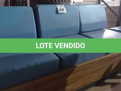 LOTE 360 - 01 BANCO EM MADEIRA COM 03 ACENTOS. (NO ESTADO) ATENÇÃO! FAZER A VISITAÇÃO ANTES DE ARREMATAR, NÃO SABEMOS SE FUNCIONA. LEILÃO NÃO TEM GARANTIA E NEM DEVOLUÇÃO, SUJEITO A POSSÍVEIS AVARIAS VISÍVEIS/OCULTAS E/OU AUSÊNCIA DE COMPONENTES.