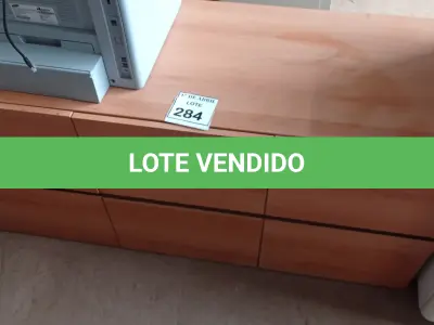 LOTE 284 - 01 RACK EM MADEIRA. (NO ESTADO) ATENÇÃO! FAZER A VISITAÇÃO ANTES DE ARREMATAR, NÃO SABEMOS SE FUNCIONA. LEILÃO NÃO TEM GARANTIA E NEM DEVOLUÇÃO, SUJEITO A POSSÍVEIS AVARIAS VISÍVEIS/OCULTAS E/OU AUSÊNCIA DE COMPONENTES.