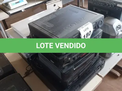 LOTE 180 - 01 LOTE COM VHS DIVERSOS. (NO ESTADO) ATENÇÃO! FAZER A VISITAÇÃO ANTES DE ARREMATAR, NÃO SABEMOS SE FUNCIONA. LEILÃO NÃO TEM GARANTIA E NEM DEVOLUÇÃO, SUJEITO A POSSÍVEIS AVARIAS VISÍVEIS/OCULTAS E/OU AUSÊNCIA DE COMPONENTES.