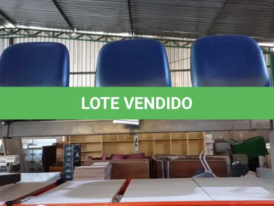 LOTE 327 - 01 LONGARINA 03 LUGARES. (NO ESTADO) ATENÇÃO! FAZER A VISITAÇÃO ANTES DE ARREMATAR, NÃO SABEMOS SE FUNCIONA. LEILÃO NÃO TEM GARANTIA E NEM DEVOLUÇÃO, SUJEITO A POSSÍVEIS AVARIAS VISÍVEIS/OCULTAS E/OU AUSÊNCIA DE COMPONENTES.