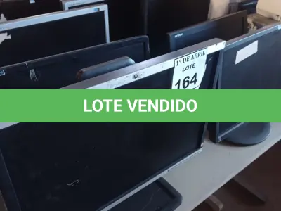 LOTE 164 - 08 MONITORES LCD MARCAS E MODELOS DIVERSOS. (NO ESTADO) ATENÇÃO! FAZER A VISITAÇÃO ANTES DE ARREMATAR, NÃO SABEMOS SE FUNCIONA. LEILÃO NÃO TEM GARANTIA E NEM DEVOLUÇÃO, SUJEITO A POSSÍVEIS AVARIAS VISÍVEIS/OCULTAS E/OU AUSÊNCIA DE COMPONENTES.