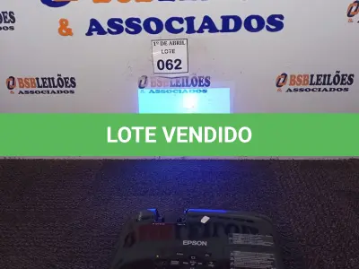 LOTE 062 - 01 PROJETOR EPSON. (NO ESTADO) ATENÇÃO! FAZER A VISITAÇÃO ANTES DE ARREMATAR, NÃO SABEMOS SE FUNCIONA. LEILÃO NÃO TEM GARANTIA E NEM DEVOLUÇÃO, SUJEITO A POSSÍVEIS AVARIAS VISÍVEIS/OCULTAS E/OU AUSÊNCIA DE COMPONENTES.