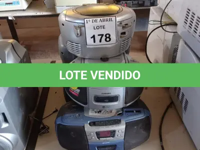 LOTE 178 - 01 LOTE COM RÁDIOS. (NO ESTADO) ATENÇÃO! FAZER A VISITAÇÃO ANTES DE ARREMATAR, NÃO SABEMOS SE FUNCIONA. LEILÃO NÃO TEM GARANTIA E NEM DEVOLUÇÃO, SUJEITO A POSSÍVEIS AVARIAS VISÍVEIS/OCULTAS E/OU AUSÊNCIA DE COMPONENTES.