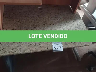 LOTE 277 - 01 MESA COM TAMPO EM GRANITO. (NO ESTADO) ATENÇÃO! FAZER A VISITAÇÃO ANTES DE ARREMATAR, NÃO SABEMOS SE FUNCIONA. LEILÃO NÃO TEM GARANTIA E NEM DEVOLUÇÃO, SUJEITO A POSSÍVEIS AVARIAS VISÍVEIS/OCULTAS E/OU AUSÊNCIA DE COMPONENTES.