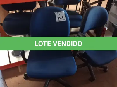 LOTE 123 - 04 CADEIRAS GIRATÓRIAS PARA ESCRITÓRIO. (NO ESTADO) ATENÇÃO! FAZER A VISITAÇÃO ANTES DE ARREMATAR, NÃO SABEMOS SE FUNCIONA. LEILÃO NÃO TEM GARANTIA E NEM DEVOLUÇÃO, SUJEITO A POSSÍVEIS AVARIAS VISÍVEIS/OCULTAS E/OU AUSÊNCIA DE COMPONENTES.