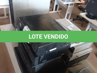 LOTE 180 - 01 LOTE COM VHS DIVERSOS. (NO ESTADO) ATENÇÃO! FAZER A VISITAÇÃO ANTES DE ARREMATAR, NÃO SABEMOS SE FUNCIONA. LEILÃO NÃO TEM GARANTIA E NEM DEVOLUÇÃO, SUJEITO A POSSÍVEIS AVARIAS VISÍVEIS/OCULTAS E/OU AUSÊNCIA DE COMPONENTES.