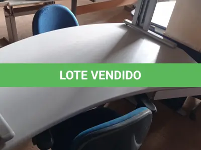 LOTE 278 - 02 MESAS COM GAVETA EM MADEIRA E 02 CADEIRAS DE ESCRITÓRIO. (NO ESTADO) ATENÇÃO! FAZER A VISITAÇÃO ANTES DE ARREMATAR, NÃO SABEMOS SE FUNCIONA. LEILÃO NÃO TEM GARANTIA E NEM DEVOLUÇÃO, SUJEITO A POSSÍVEIS AVARIAS VISÍVEIS/OCULTAS E/OU AUSÊNCIA DE COMPONENTES.