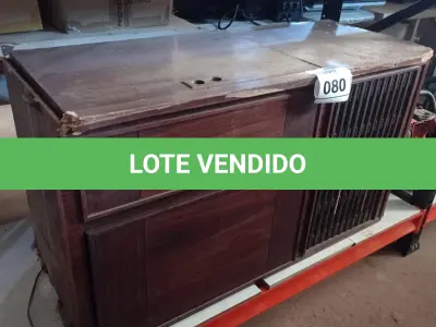 LOTE 080 - 01 RADIOLA ANTIGA MARCA PHILLIPS.  (NO ESTADO) ATENÇÃO! FAZER A VISITAÇÃO ANTES DE ARREMATAR, NÃO SABEMOS SE FUNCIONA. LEILÃO NÃO TEM GARANTIA E NEM DEVOLUÇÃO, SUJEITO A POSSÍVEIS AVARIAS VISÍVEIS/OCULTAS E/OU AUSÊNCIA DE COMPONENTES.