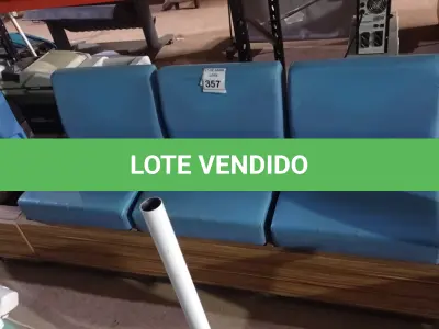 LOTE 357 - 01 BANCO EM MADEIRA COM 03 ACENTOS. (NO ESTADO) ATENÇÃO! FAZER A VISITAÇÃO ANTES DE ARREMATAR, NÃO SABEMOS SE FUNCIONA. LEILÃO NÃO TEM GARANTIA E NEM DEVOLUÇÃO, SUJEITO A POSSÍVEIS AVARIAS VISÍVEIS/OCULTAS E/OU AUSÊNCIA DE COMPONENTES.