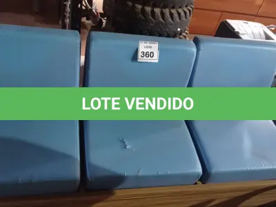 LOTE 360 - 01 BANCO EM MADEIRA COM 03 ACENTOS. (NO ESTADO) ATENÇÃO! FAZER A VISITAÇÃO ANTES DE ARREMATAR, NÃO SABEMOS SE FUNCIONA. LEILÃO NÃO TEM GARANTIA E NEM DEVOLUÇÃO, SUJEITO A POSSÍVEIS AVARIAS VISÍVEIS/OCULTAS E/OU AUSÊNCIA DE COMPONENTES.
